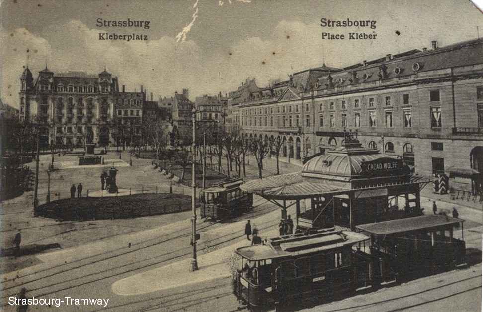 2 trams devant l'�dicule de la Place Kl�ber.